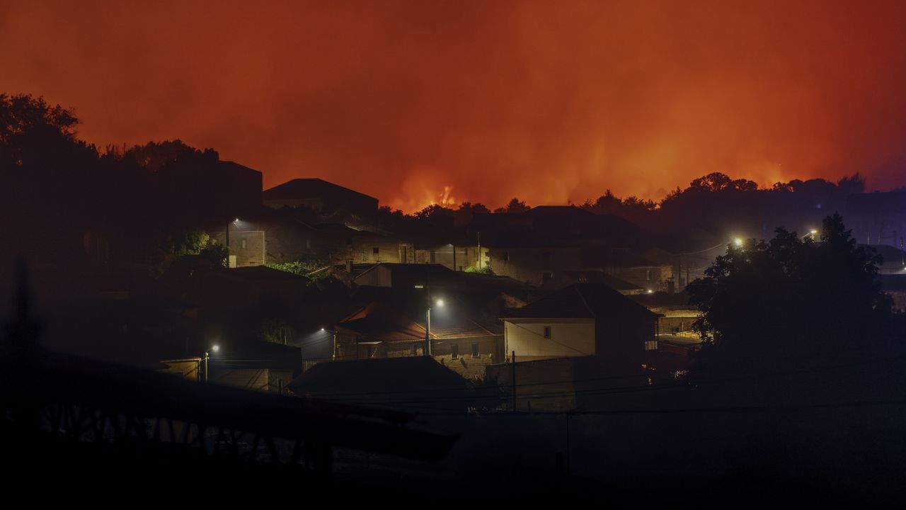 Noche de desalojos y confinamientos en Ourense, en alerta por la ola incendiaria que ha quemado más de 9.000 hectáreas - La Voz de Galicia