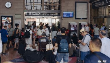 La circulación de trenes entre Madrid y Galicia seguirá suspendida hasta mañana por los incendios - La Voz de Galicia
