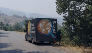 La cocina solidaria del chef José Andrés llegó hasta Ourense para repartir comida en los incendios - La Voz de Galicia