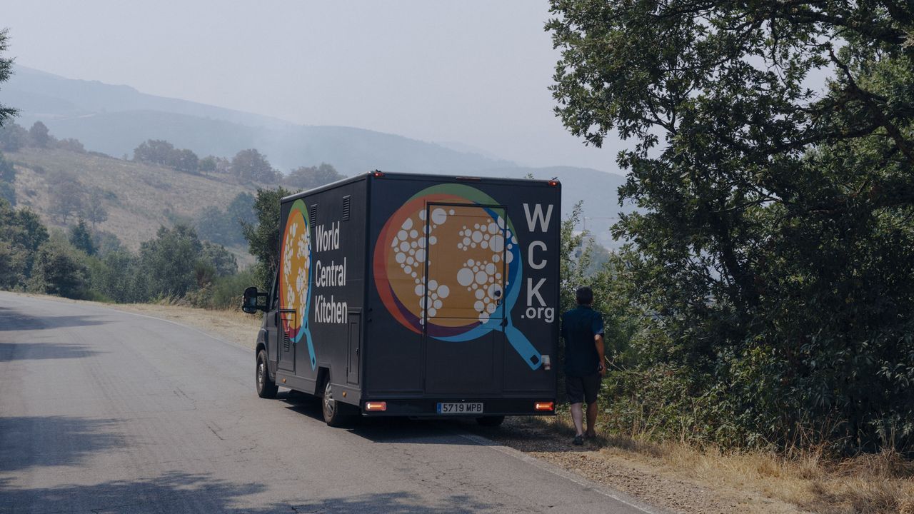 La cocina solidaria del chef José Andrés llegó hasta Ourense para repartir comida en los incendios - La Voz de Galicia