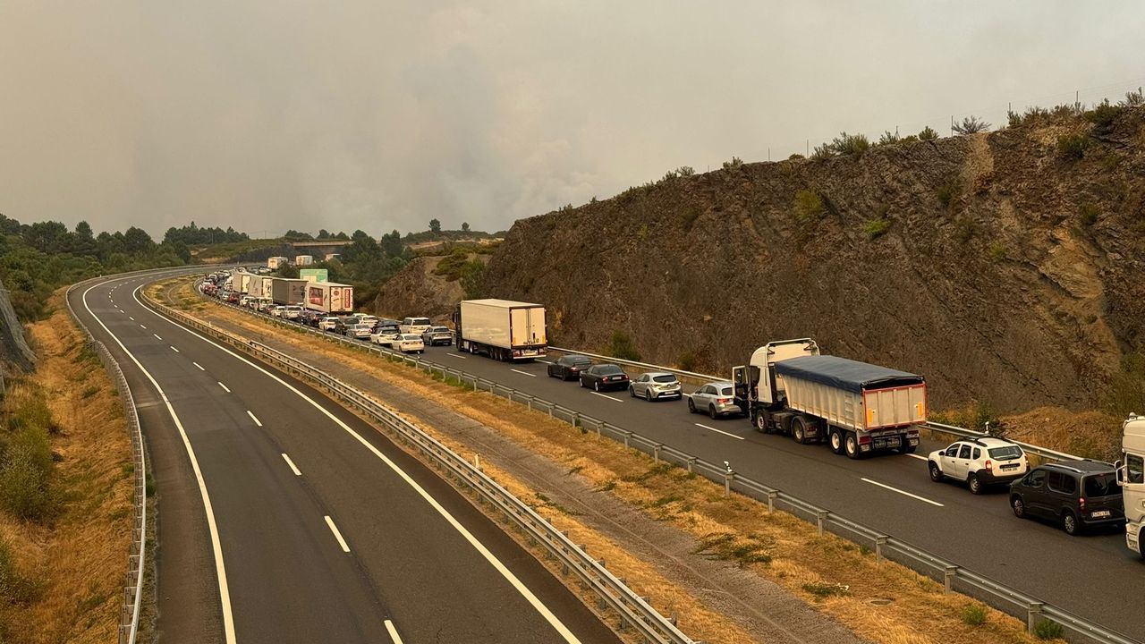 Caos de tráfico por los incendios de Ourense: doscientos kilómetros cortados en la A-52 y más de mil coches atrapados - La Voz de Galicia