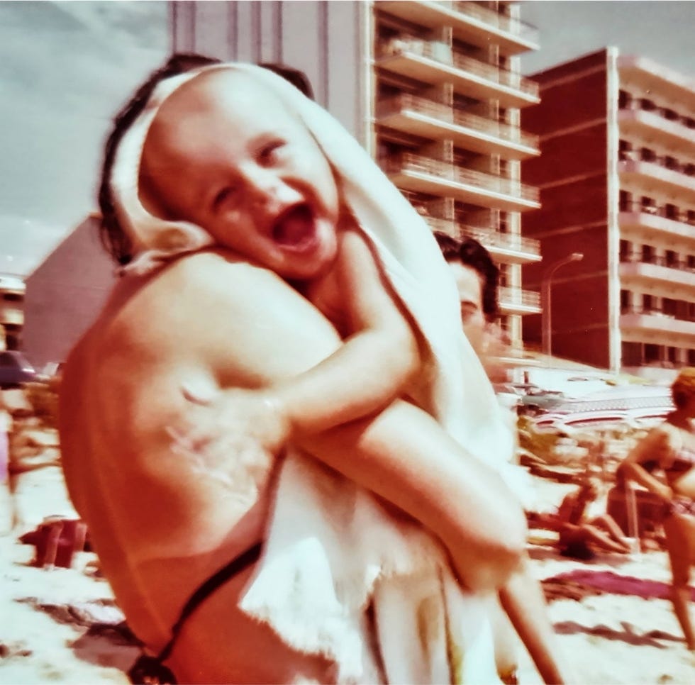 octavi pujades su foto favorita de bebe en brazos de su madre en una playa