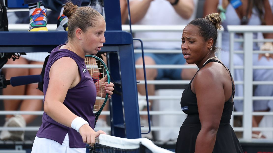 Taylor Townsend (derecha) y Jelena Ostapenko (izquierda) intercambian palabras después de su partido de segunda ronda en el US Open.