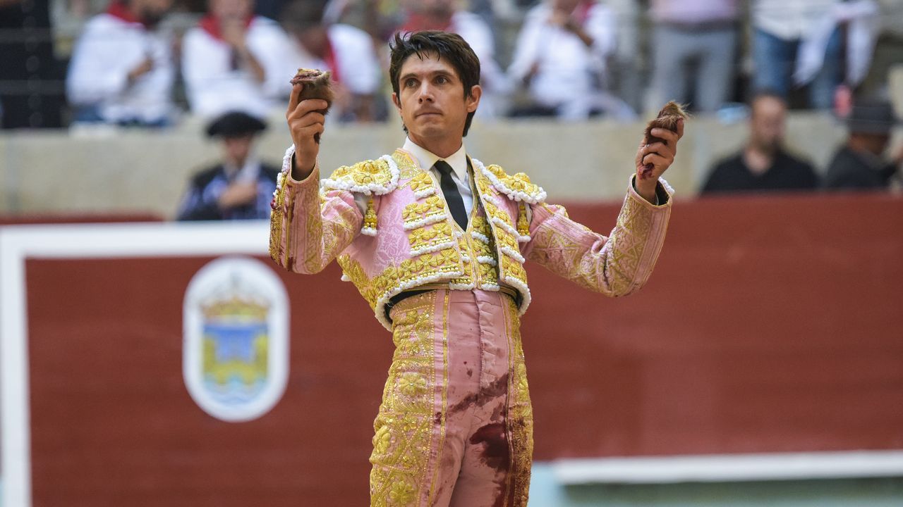 Sebastián Castella triunfa en la primera cita taurina de la Peregrina y se lleva tres orejas - La Voz de Galicia