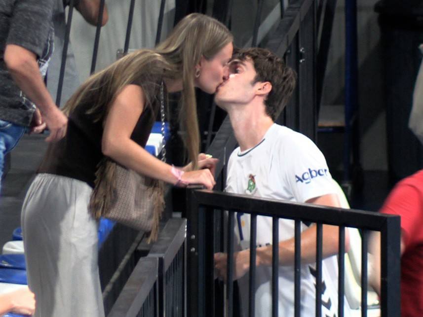 Pablo Urdangarín, su tierno beso de campeón con Johanna Zott en su primer triunfo de la temporada