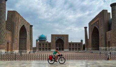 La granadina que recorre en bici la Ruta de la Seda