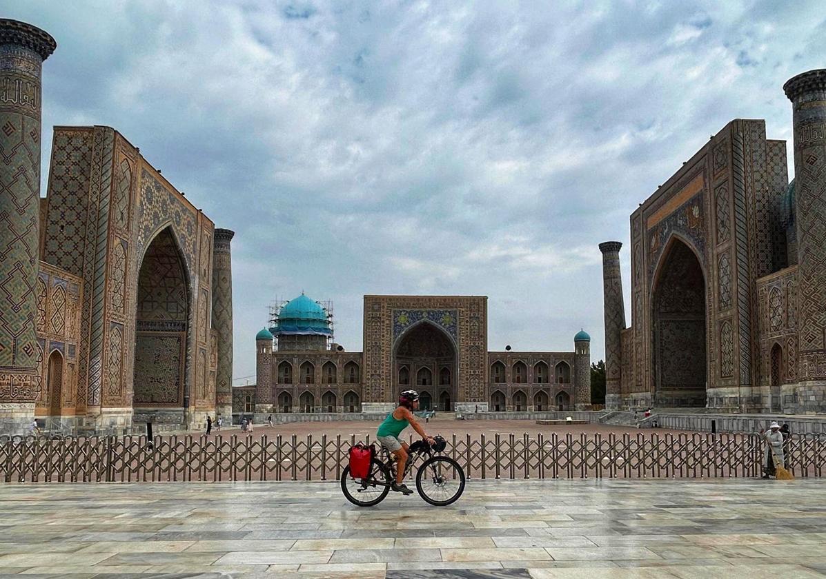 La granadina que recorre en bici la Ruta de la Seda