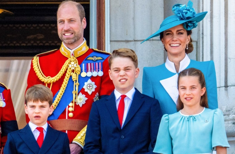 El matrimonio real con sus tres hijos