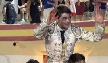 Rubén Vara debuta con el traje de la alternativa de su padre y sale a hombros en Pastrana