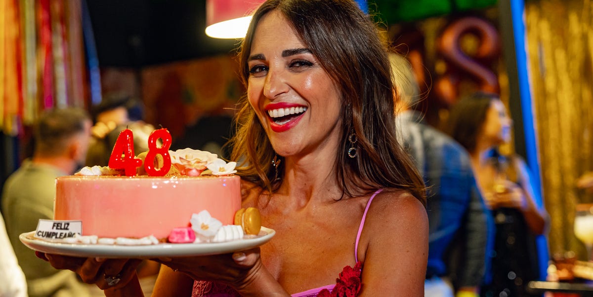 Paula Echevarría celebra su 48º cumpleaños en Marbella con un 'look' rosa espectacular