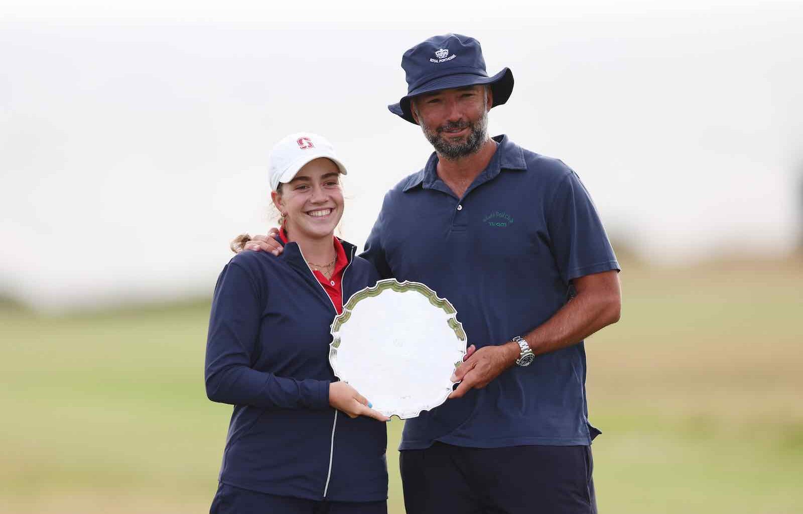 Paula Martín y Alex Larrazábal posa con la distinción como mejor amateur del AIG Women
