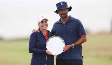 Paula Martín y Alex Larrazábal posa con la distinción como mejor amateur del AIG Women