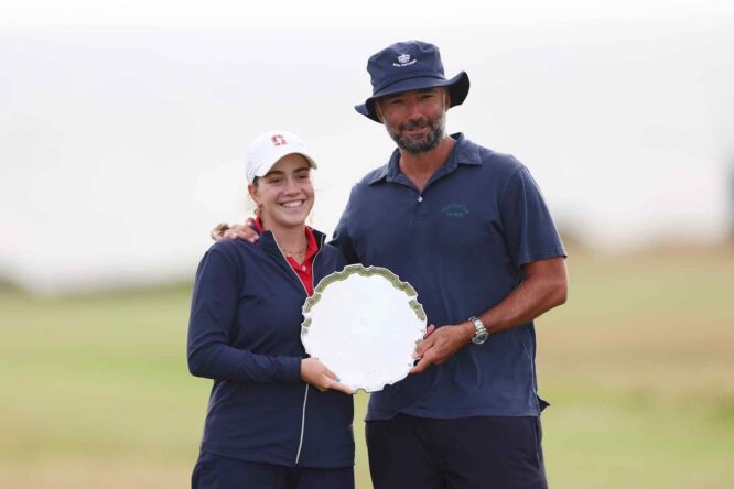 Paula Martín y Alex Larrazábal posa con la distinción como mejor amateur del AIG Women's Open.