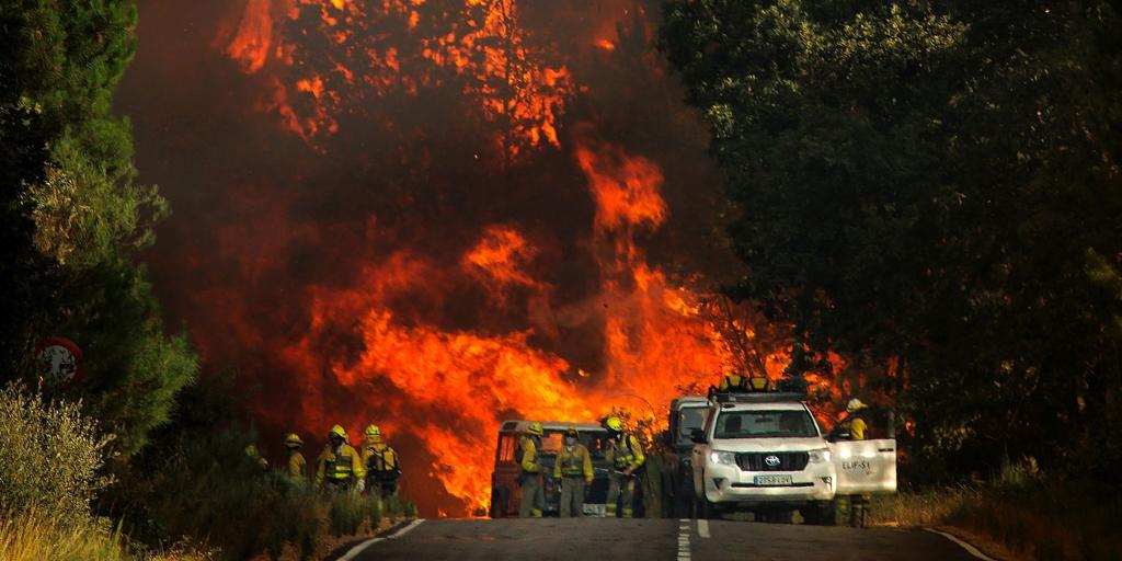 Los incendios de El Payo y Cipérez mantienen frentes activos de más de 20 kilómetros y complican la extinción en Salamanca
