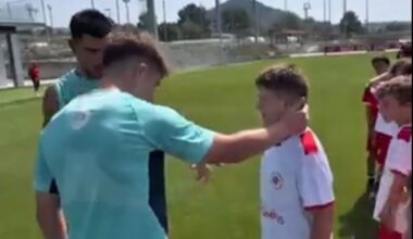 El pequeño Pedro, la enciclopedia del fútbol, vuelve a sorprender a los jugadores del Athletic: «¿Te lo sabes?»