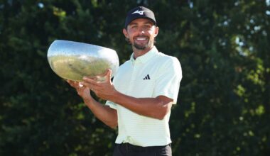 Marco Penge posa con el trofeo de campeón del Danish Golf Championship.