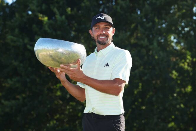Marco Penge posa con el trofeo de campeón del Danish Golf Championship.