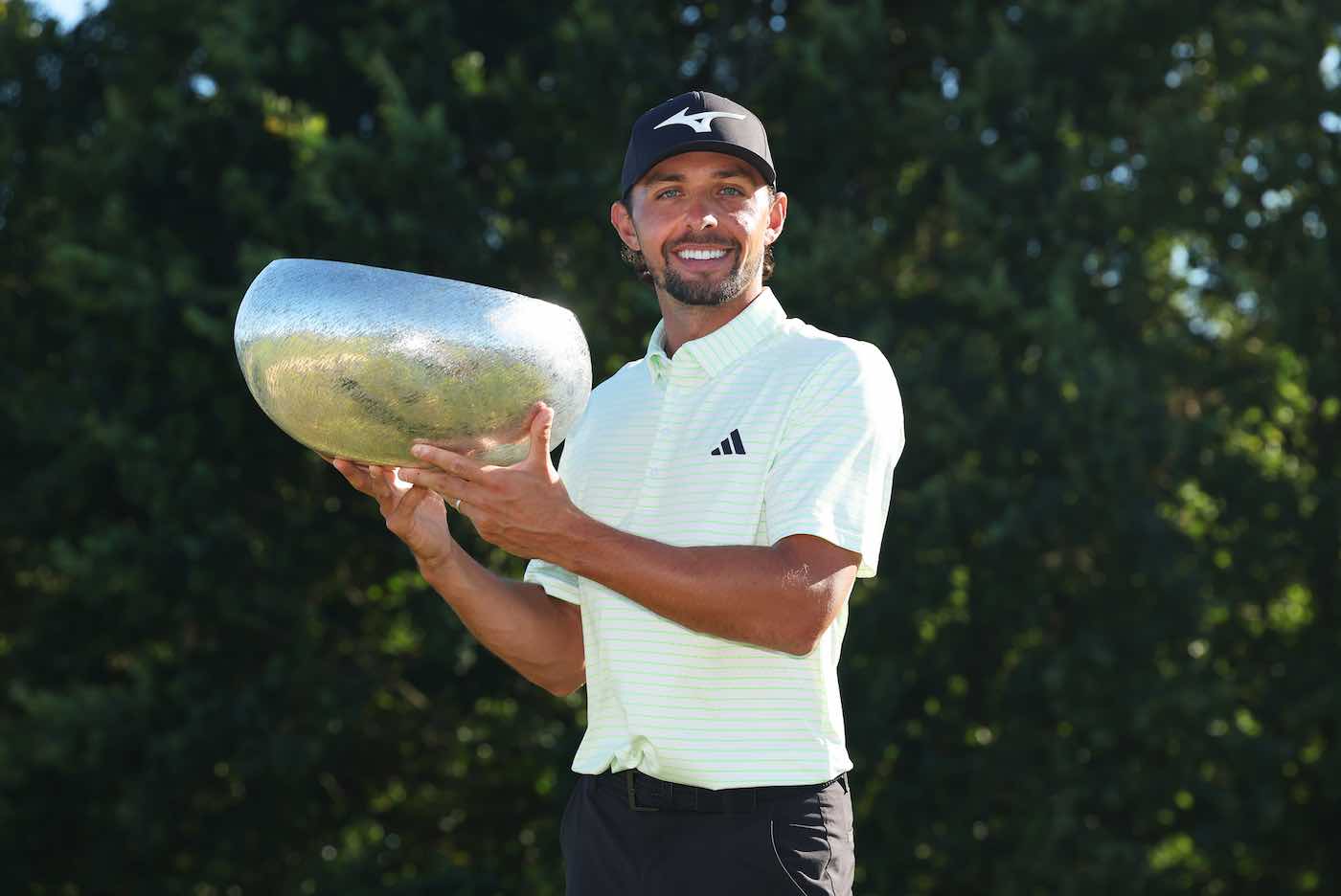 Marco Penge posa con el trofeo de campeón del Danish Golf Championship.