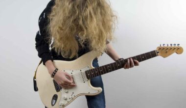 Hombre tocando heavy metal tras conseguir pensión por incapacidad permanente