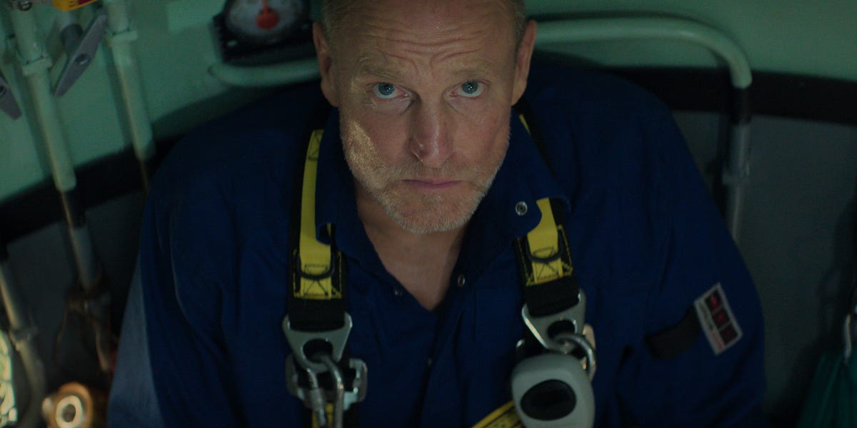 Crítica de 'Sin oxígeno', con Woody Harrelson y Simu Liu