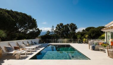 Una casa blanca en Málaga con una arquitectura tradicional y un interior de espacios abiertos decorados con estilo moderno y elegante
