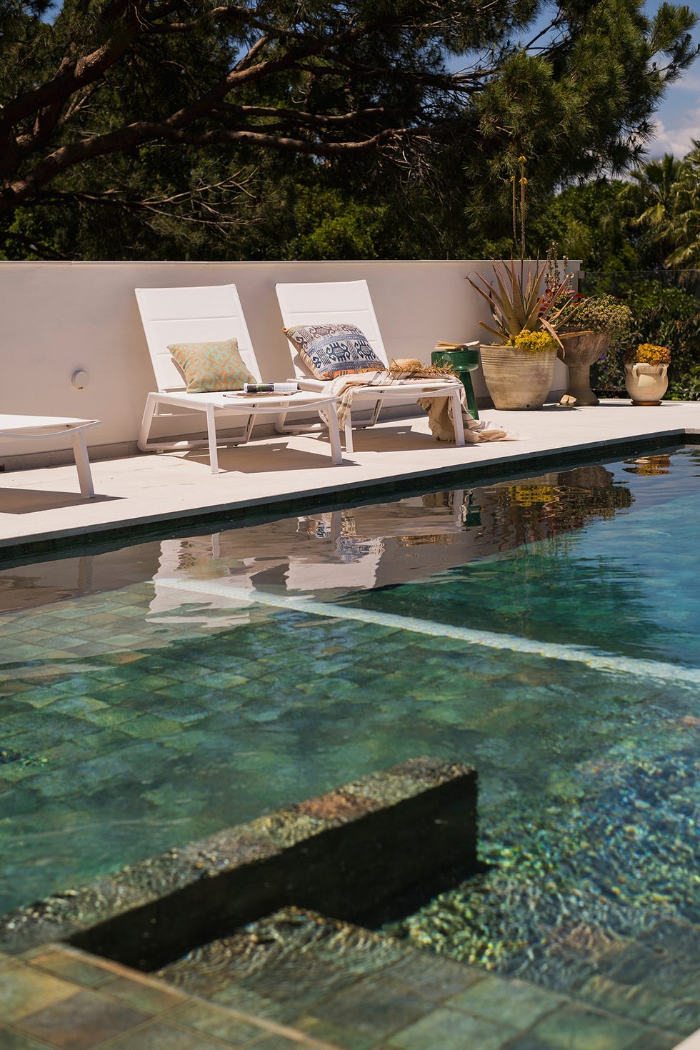 casa de campo con piscina decorada en blanco por marieta lario