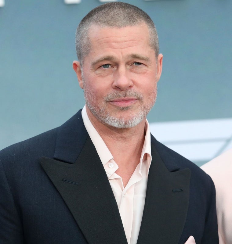 Brad Pitt con el pelo rapado.