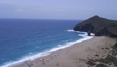 Buscan sin éxito a un joven desaparecido este domingo en la playa de Los Muertos en Almería