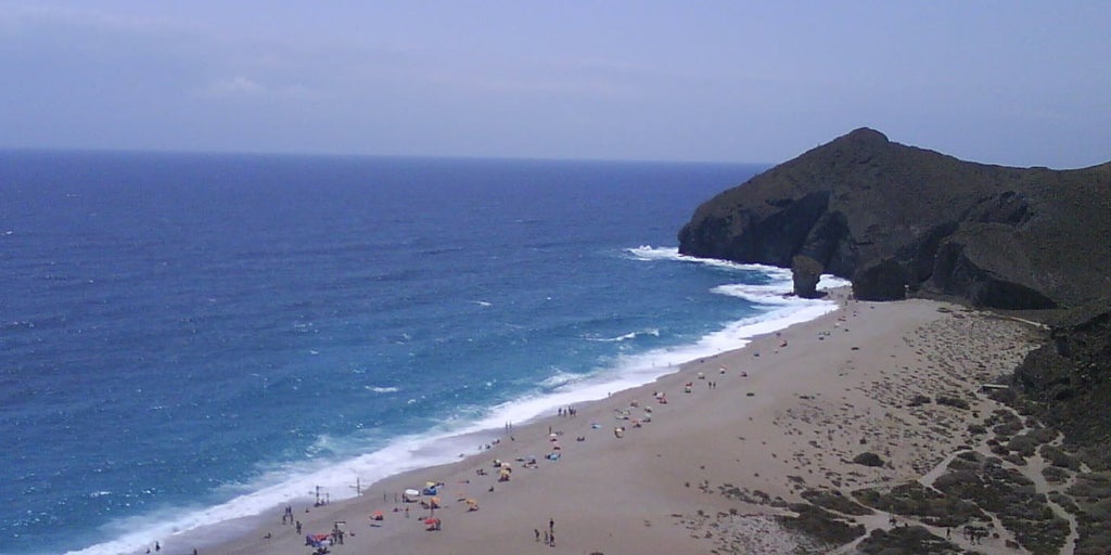 Buscan sin éxito a un joven desaparecido este domingo en la playa de Los Muertos en Almería