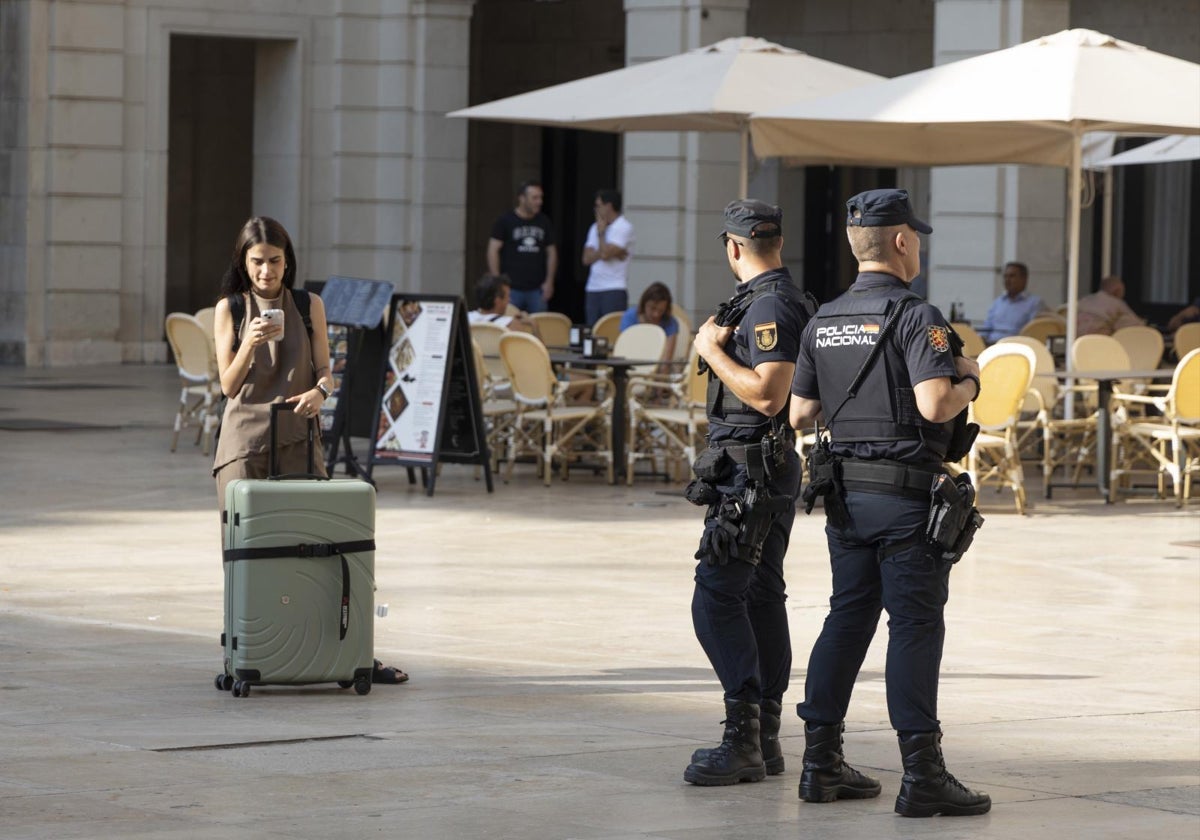 Agentes de la Policía Nacional en labores de vigilancia en la calle