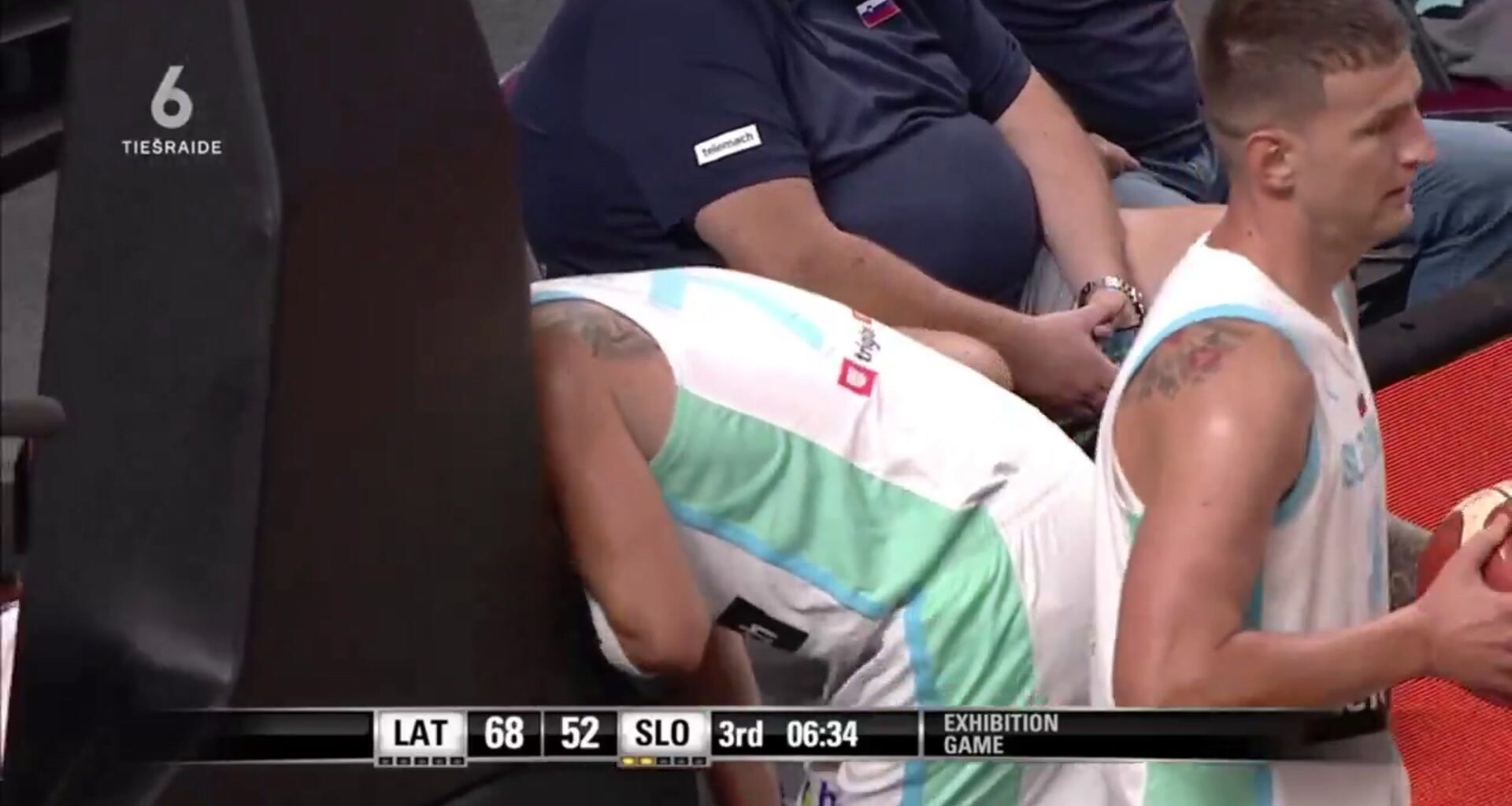 Luka Doncic sufre un fuerte golpe en la rodilla durante el Eslovenia vs. Letonia - Olé