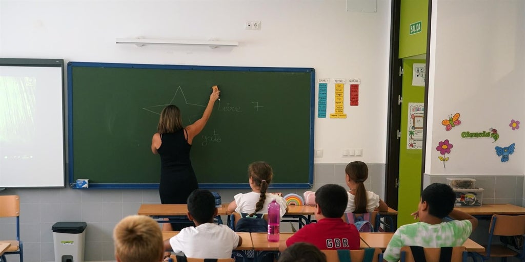 La Junta de Andalucía aumenta la vigilancia para controlar la jornada y horario de los docentes
