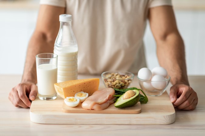 Las proteínas son claves para ganar masa muscular, por lo que se recomienda incluirla en la dieta diaria.