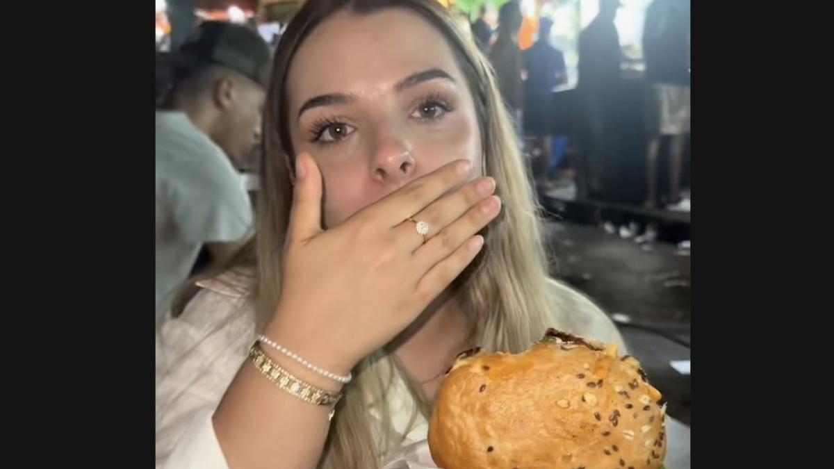 Prueba una hamburguesa de 1 euro en Marruecos y lo que siente con el primer bocado lo dice sin palabras
