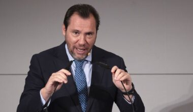 Óscar Puente vuelve usar el incendio de Zahara para atacar a Juanma Moreno... y a la prensa andaluza