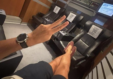 Vito Quiles enciende la polémica al subir en el vagón VIP de un tren de Alicante con destino Madrid
