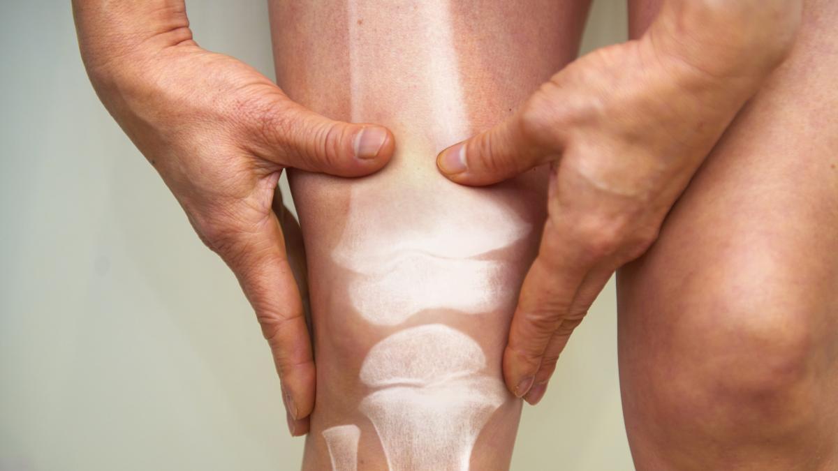 Un estudio descubre el simple ajuste al caminar que puede aliviar el dolor de rodilla igual que un medicamento