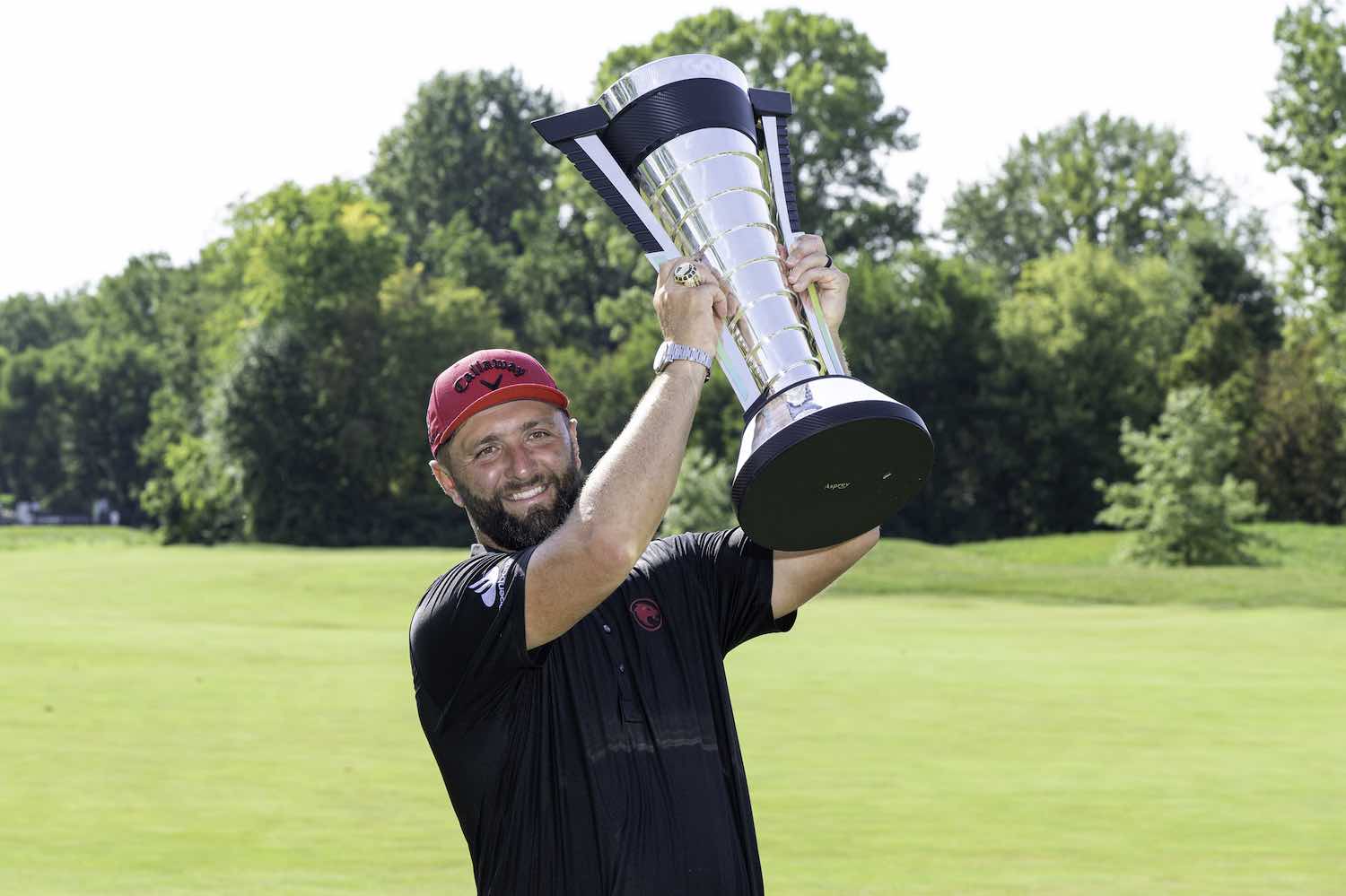 Jon Rahm, con el trofeo de campeón del ranking individual de LIV Golf.