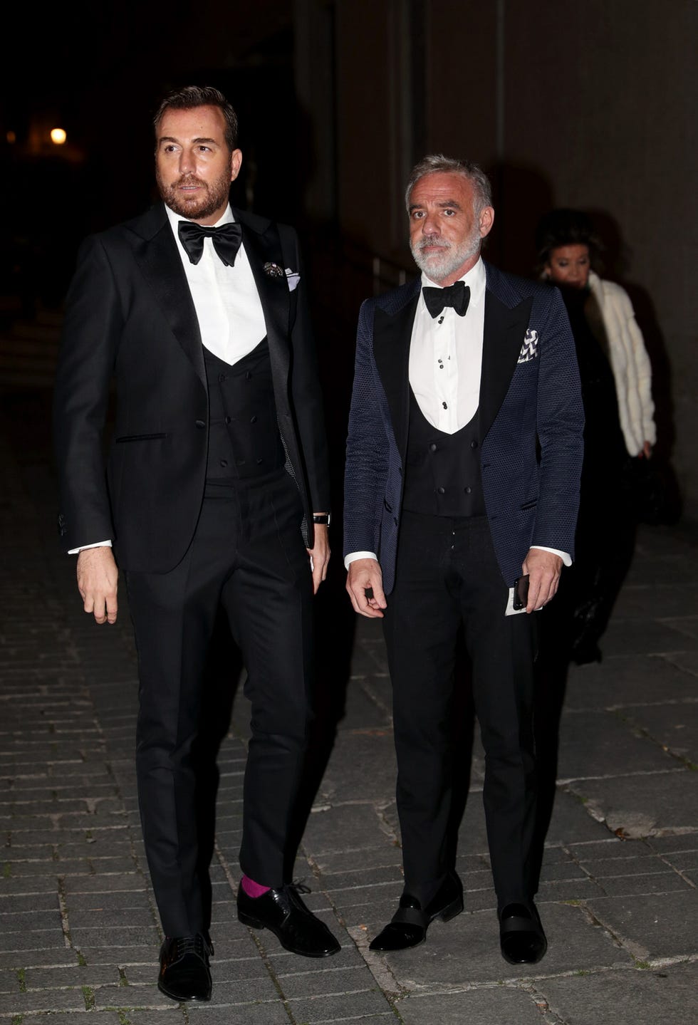 la pareja vestidos de esmoquin