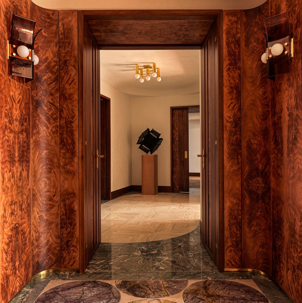 una casa sofisticada con paredes de madera y muebles modernos vintage
