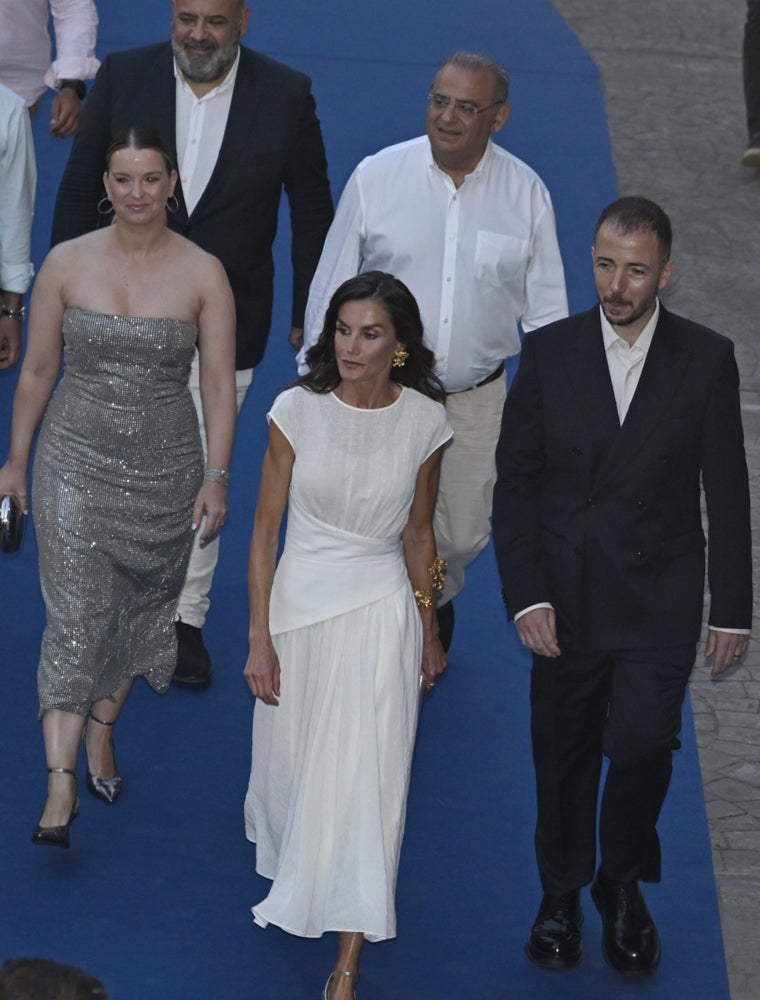 El alcalde Palma, Jaime Martínez; el delegado del Gobierno, Alfonso Rodríguez; la presidenta balear, Marga Prohens; la Reina doña Letizia y Jaume Ripoll, director de Atlàntida Mallorca Film Fest, en la clausura del festival de cine, celebrado en Palma