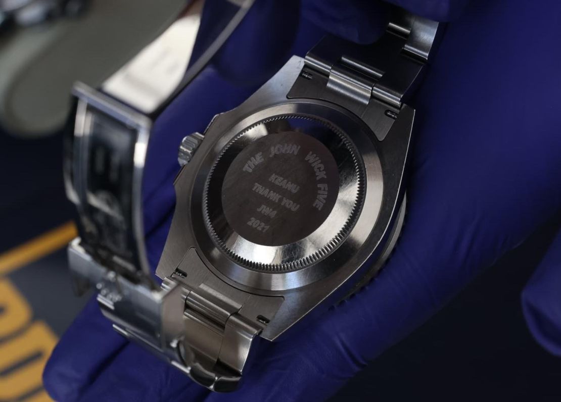 Detalle del reloj Rolex incautado, con el nombre de Keanu Reeves y la referencia a la película John Wick.