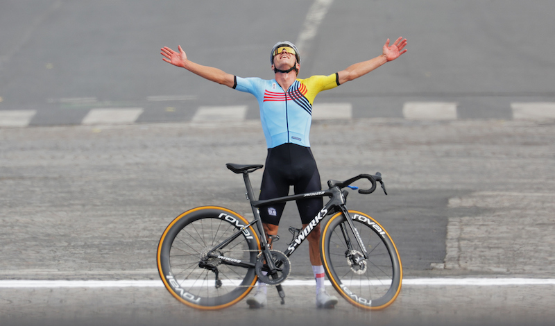 Remco Evenepoel aterriza en un Red Bull con varios gallos 