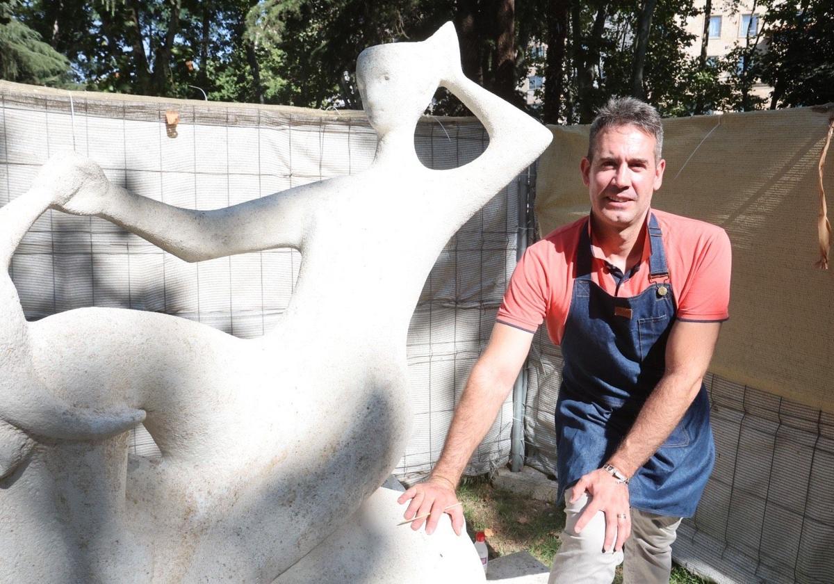 El restaurador que está devolviendo el alma a seis esculturas públicas de Salamanca