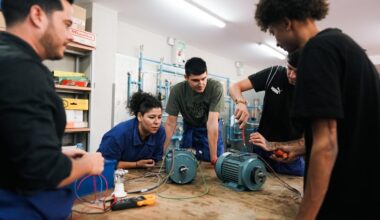 Personas trabajando en un taller