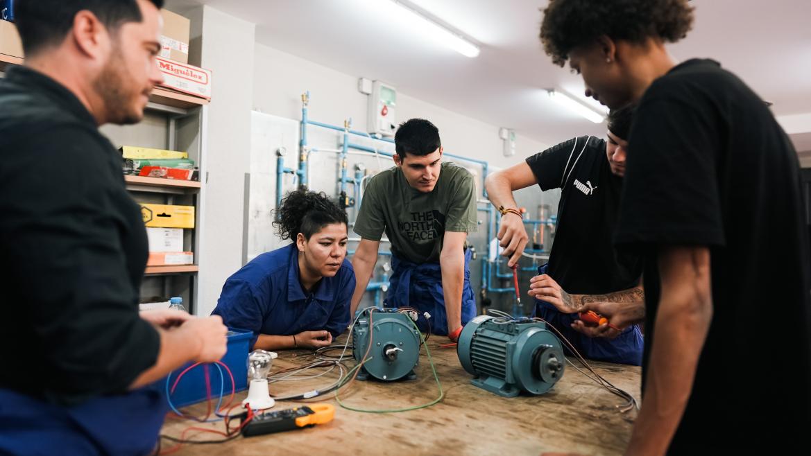 Personas trabajando en un taller