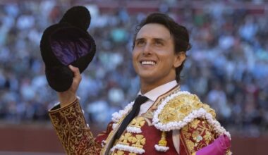 Roca Rey dona más de 30.000 € en material de toreo a las Escuelas Taurinas de Andalucía
