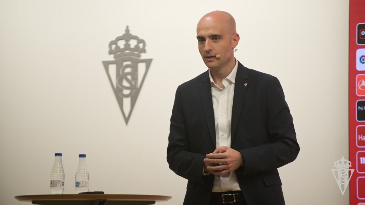Guerra reconoce la dificultad de fichar a Sergio, explica la situación de los descartes y pide calma: «Tenemos un mes para los fichajes» - La Voz de Asturias