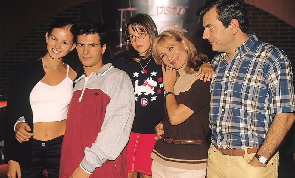 Rodolfo Sancho en 'Al salir de clase' marian aguilera, rodolfo sancho, rebeca fernandez, prado rivera y carlos sobera en un fotograma de la serie