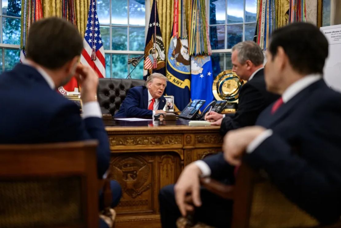 En una foto publicada por la Casa Blanca en X, el presidente de Estados Unidos, Donald Trump, habla por teléfono con Vladimir Putin, el lunes 18 de agosto.